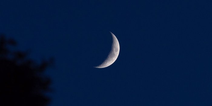 2048x1152 Download wallpaper 2048x1152 moon, crescent, night, sky, dark