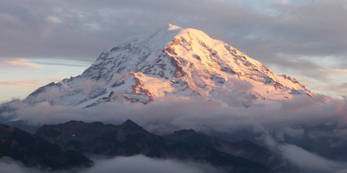 2032x1354 Foggy Lake By Mount Rainier Wallpaper - Rainier Mountain