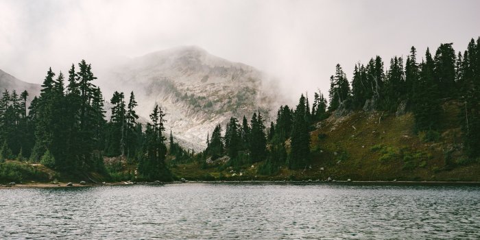 3000x1688 a foggy mountain near a lake in north cascades national parkmisty