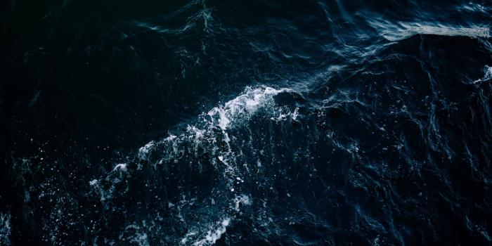 2048x1152 Download wallpaper 2048x1152 sea, waves, splashes, dark ultrawide