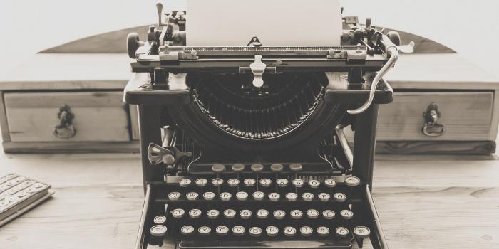 3500x2333 Remington Standard Typewriter in Greyscale Photography · Free