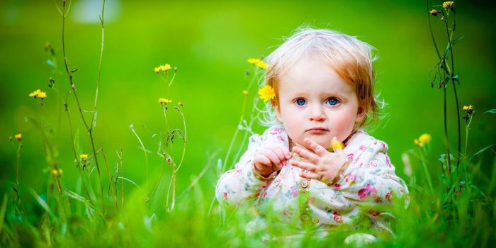 1600x1000 Blue Eyes Baby Girl Siting Green Land HD Wallpaper | Cute Little