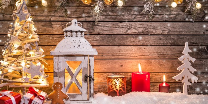 2560x1920 Christmas decoration, lantern, candles, lights, tree, snow, wooden