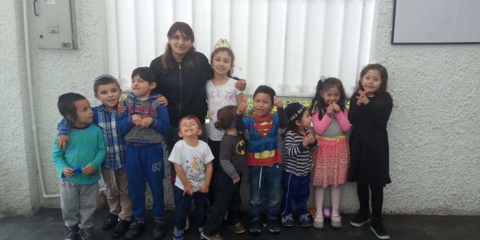 1600x1200 Shavei Israel Volunteer Teaches Judaism And Hebrew - Toddler