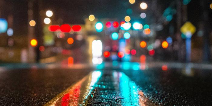 2880x1800 Rainy City Road Bokeh Lights Desktop Wallpaper