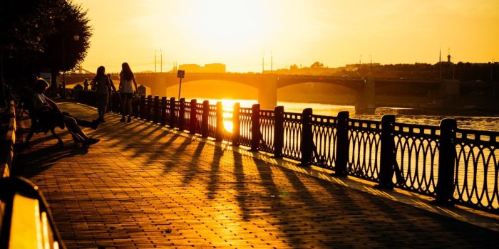 1332x850 Wallpaper city, light, river, bridge, sunset, young, evening, sun
