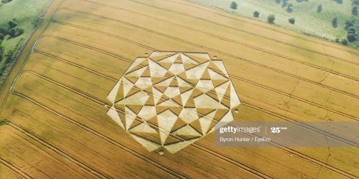1024x768 Aerial View Of Crop Circle At Farm High-Res Stock Photo - Getty Images