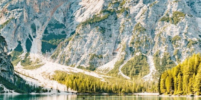 1280x2120 Lake, mountains, boating, trees, sunny day, nature, Italy