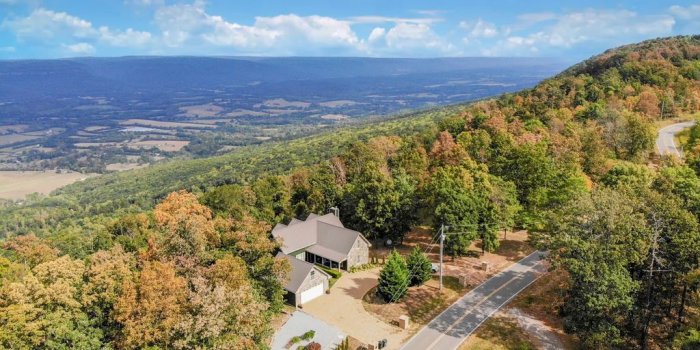 1024x768 Modern Mountain Escape : Stunning Views and 20 minutes from