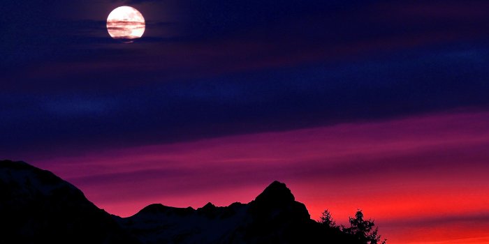 2732x2732 ni65-mountain-picks-night-sunset-sky-red-blue-wallpaper