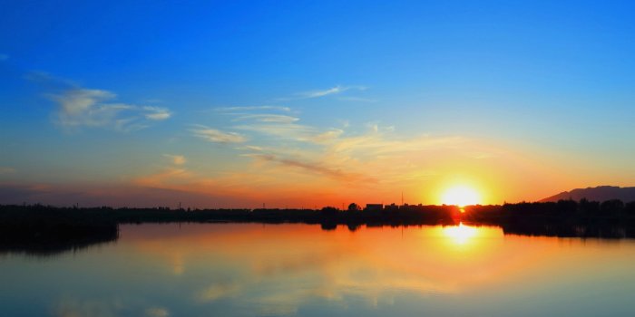 2560x1440 Wallpaper Sunset, sun rays, river, blue sky, clouds 2880x1800 HD