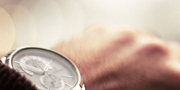 750x1334 mv80-driving-car-hand-watch-rich-city - Papers.co