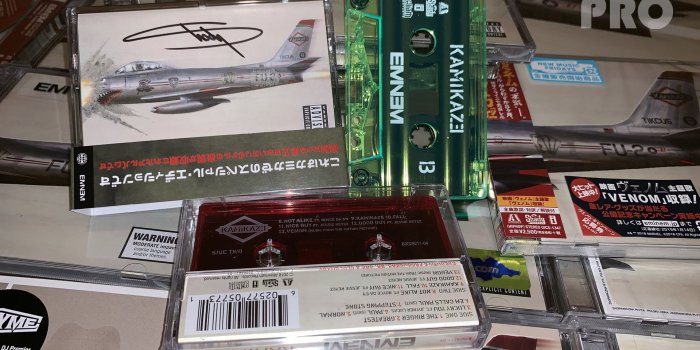 1920x1440 Unpacking of glow-in-the-dark tape 