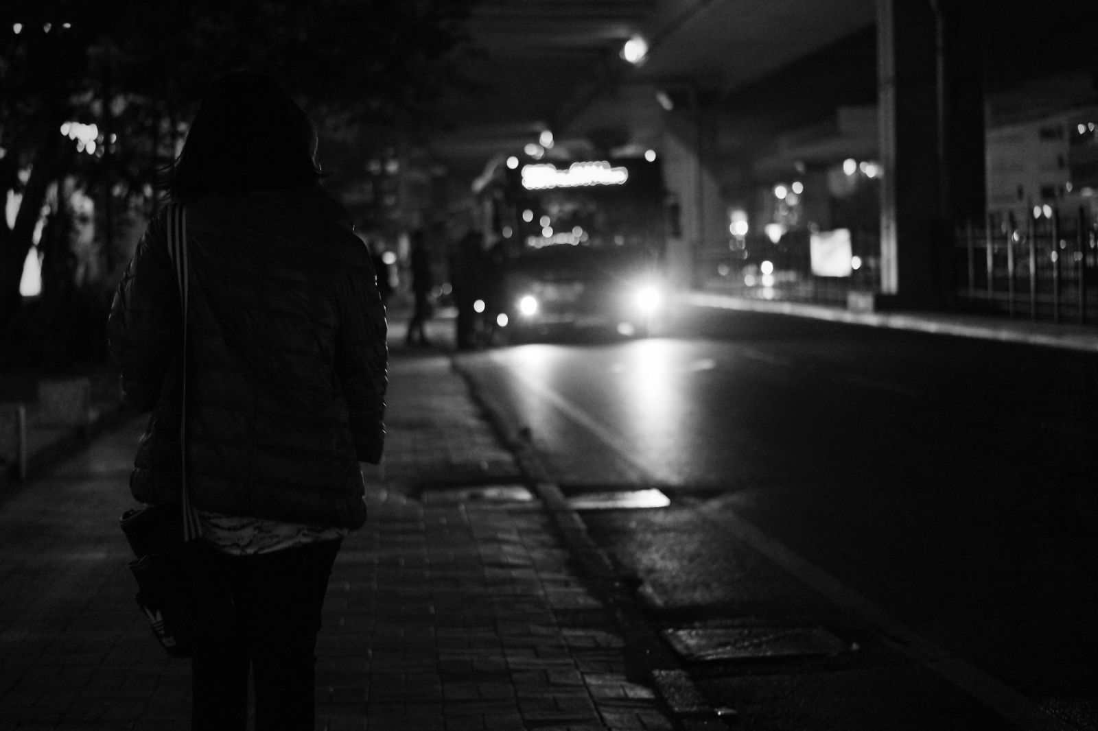 1600x1066 Woman Girl Black-And-White City People Road Street Blur Lights