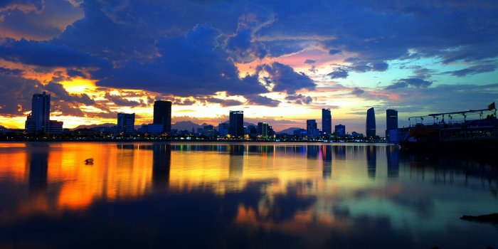 2560x1440 Korea, Seoul, city, Han River, night, buildings, lights wallpaper