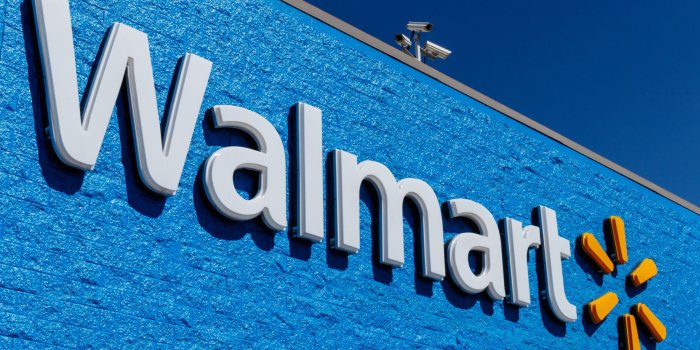 2560x1440 Man sets himself on fire outside Alabama Walmart