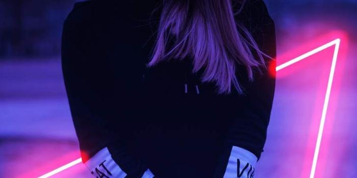 900x1600 Neon Girl iPhone Wallpaper 1 in 2020 | Girl iphone wallpaper