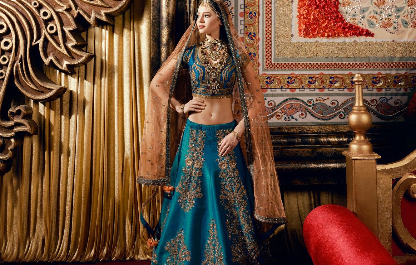 1332x850 Wallpaper girl, fashion, eyes, smile, beautiful, figure, model