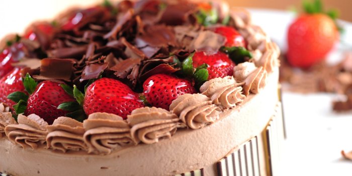 2560x1600 Dessert Cake Strawberries Berries Sweet Food wallpaper | 2560x1600