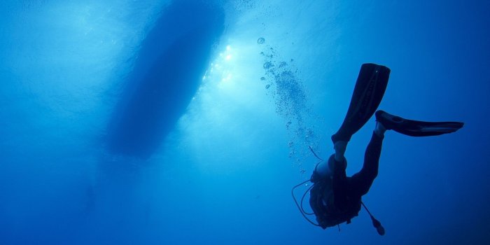 1920x1080 A scuba diver POPs up from the seabed to the boat - Android wallpapers
