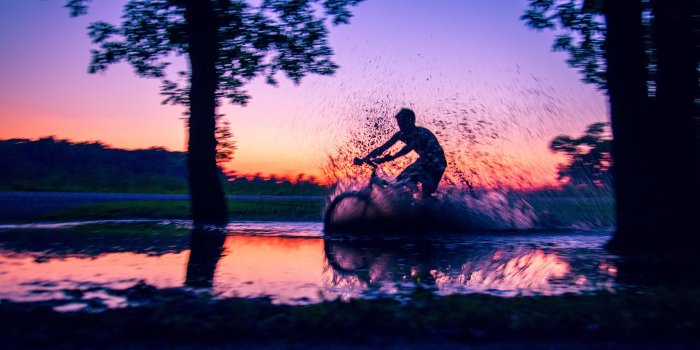 5616x3744 wallpaper bicycle, cyclist, puddle, spray, dark, dusk HD