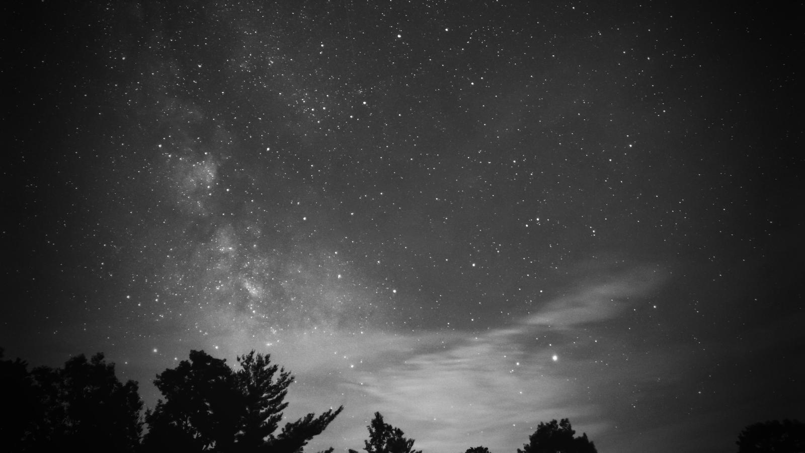 3840x2160 mv76-sky-night-star-dark-mountain-cloud-vignette-bw-wallpaper