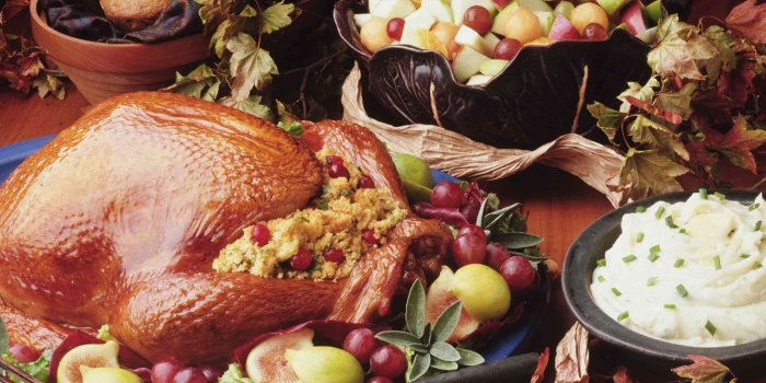 2796x2021 Happy Thanksgiving Wallpaper – Full Fruity Dinner with Leaves.jpg