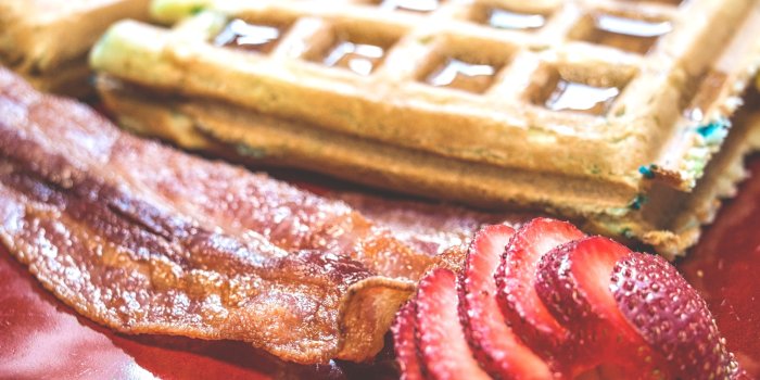 5192x3462 Download wallpaper 5192x3462 wafers, strawberries, bacon