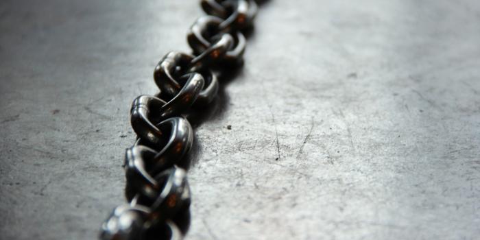 2733x1535 Close-up photo of black chain link hoist HD wallpaper | Wallpaper