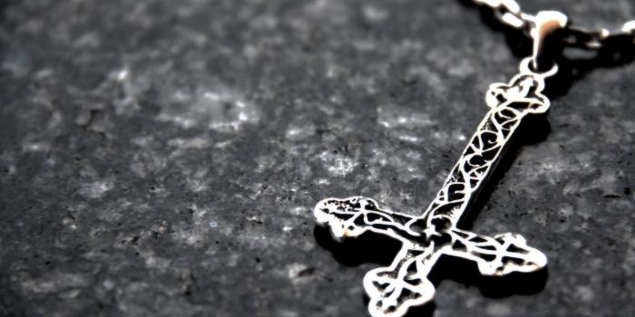 2560x1600 38+] Cross with Chain Wallpaper HD on WallpaperSafari