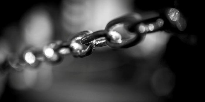 1332x850 Wallpaper blur, macro, black and white, metal, chain, links images