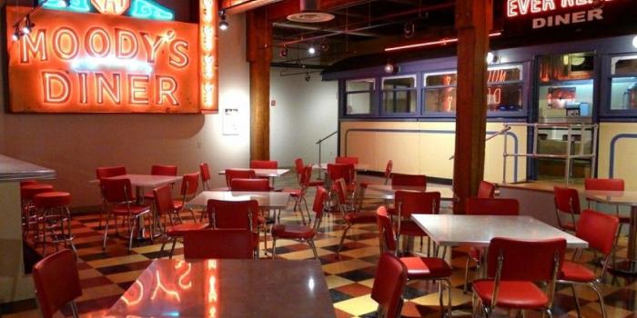 1024x857 How to Decorate Your Kitchen in Retro Diner Style (Without