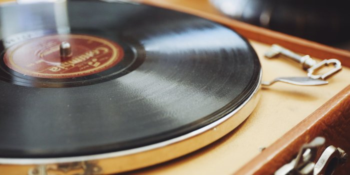 3840x2560 Vinyl Record Player Wallpaper 793919 - Record Player Background