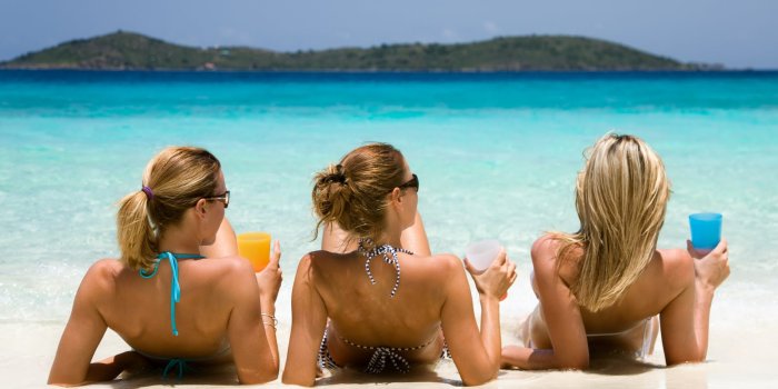 1600x1045 Fashion & Beauty Essentials for Your Dream Spring Vacation