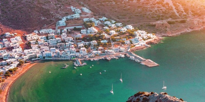 2732x2732 nh19-greece-beach-town-sea-mountain-summer-vacation-flare-wallpaper