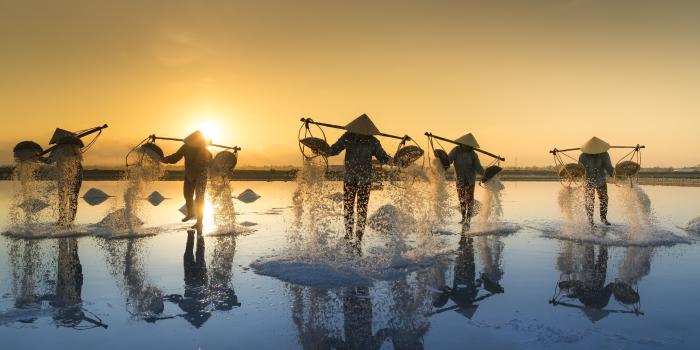 3840x2160 Download wallpaper: People harvesting salt in Vietnam 3840x2160