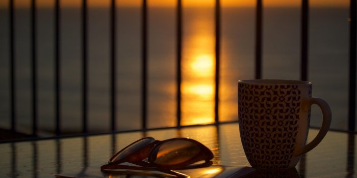 2560x1600 Coffee cup in the table HD wallpaper download