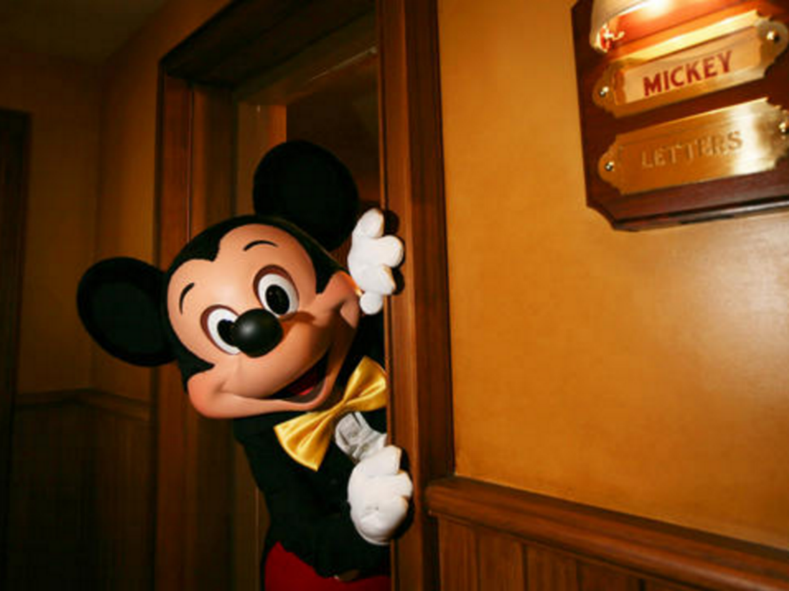 2048x1536 Disney to introduce AI robot Mickey Mouse at theme parks, insists