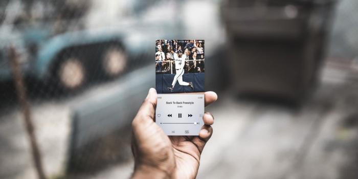 1332x850 Wallpaper mesh, garbage, hand, cell phone, baseball, bokeh, photo