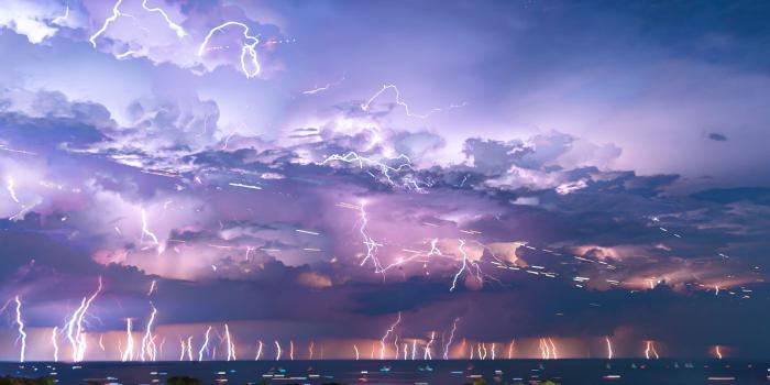 1400x1050 Ian Wall's photographs of lightning storms goes viral - Chicago