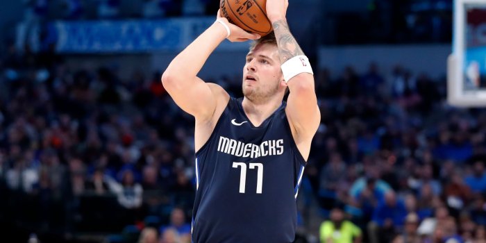 2560x1440 Doncic rolls with Nowitzki watching, Mavs rout Cavs 143-101 | WFXRtv