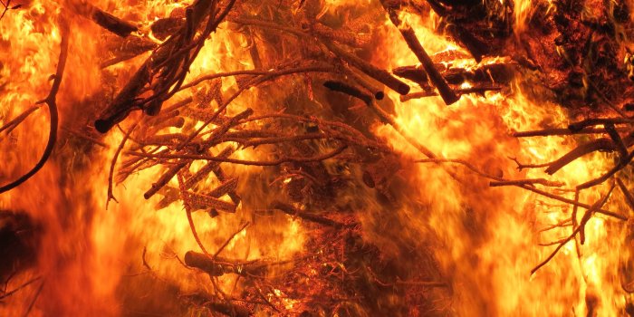 3840x2160 Fire Chromebook Wallpaper