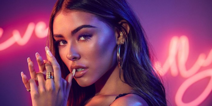 1332x850 Wallpaper look, girl, light, sexy, ring, beauty, nails, Madison Beer images  for desktop, section стиль - download
