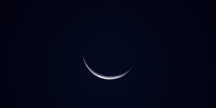 2560x1440 2560x1440 Crescent Moon Night Sky 5khdqwalls.com