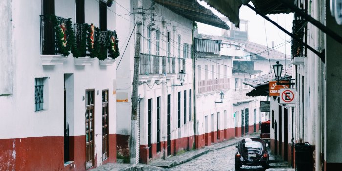 2560x1440 Download wallpaper 2560x1440 car, lane, retro, old, city widescreen 16:9 hd  background