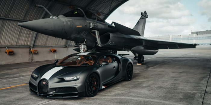 2272x1515 Drag Race: Bugatti Chiron Sport vs Dassault Rafale Navy Jet - GTspirit