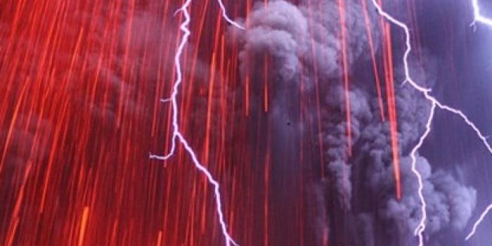 1125x2436 Volcano, Lightning - Volcano Lightning Wallpaper Hd Iphone - 1125x2436  Wallpaper - teahub.io