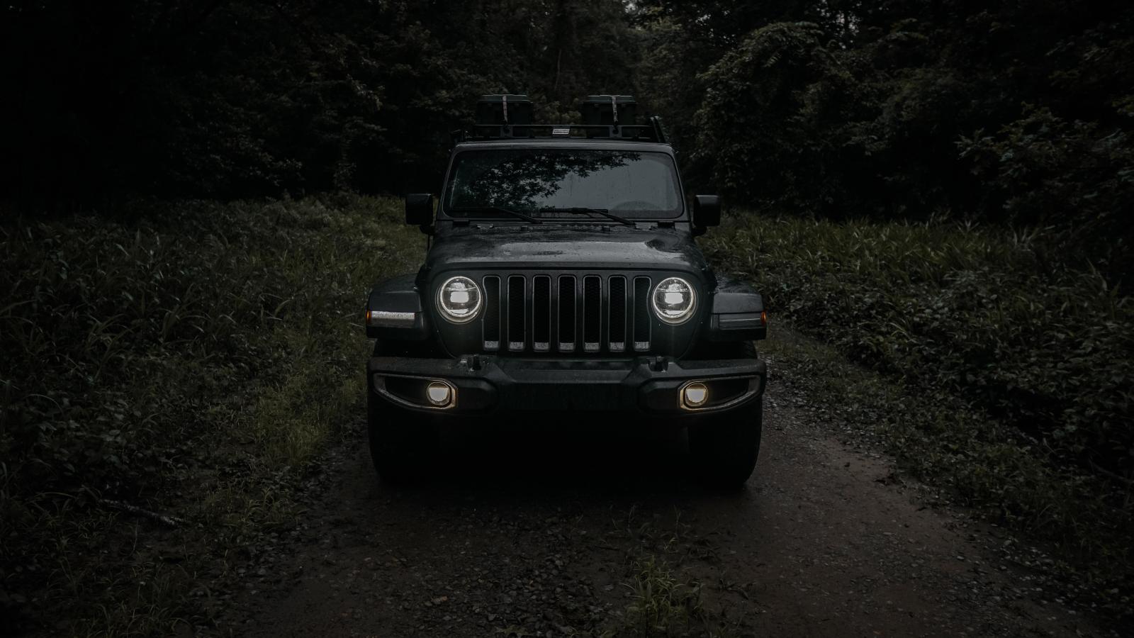 5687x3200 Black Jeep Wrangler on Forest · Free Stock Photo