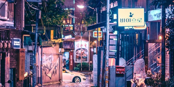 1284x2778 ITAP of a Rainy Alley in Seoul iPhone Wallpapers Free Download