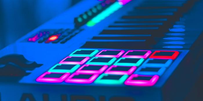 1000x1500 turned on electronic keyboard photo – Free Music Image on Unsplash